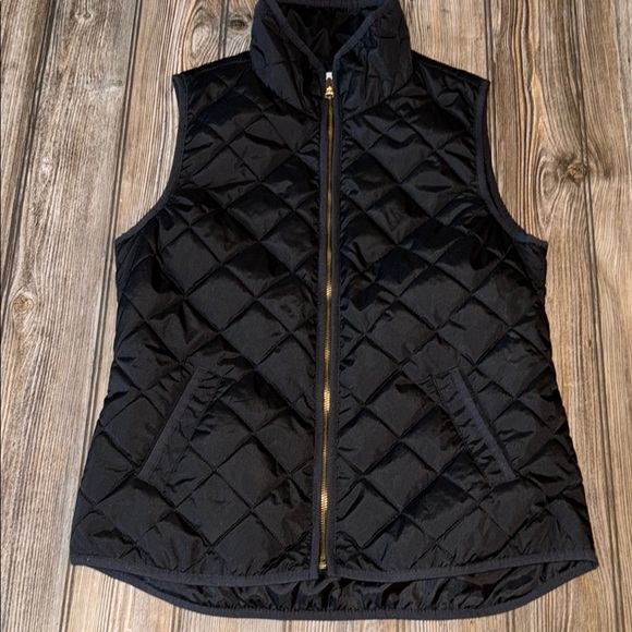 Old Navy vest Black Quilted Women's small pockets zip up close like new - Picture 1 of 4
